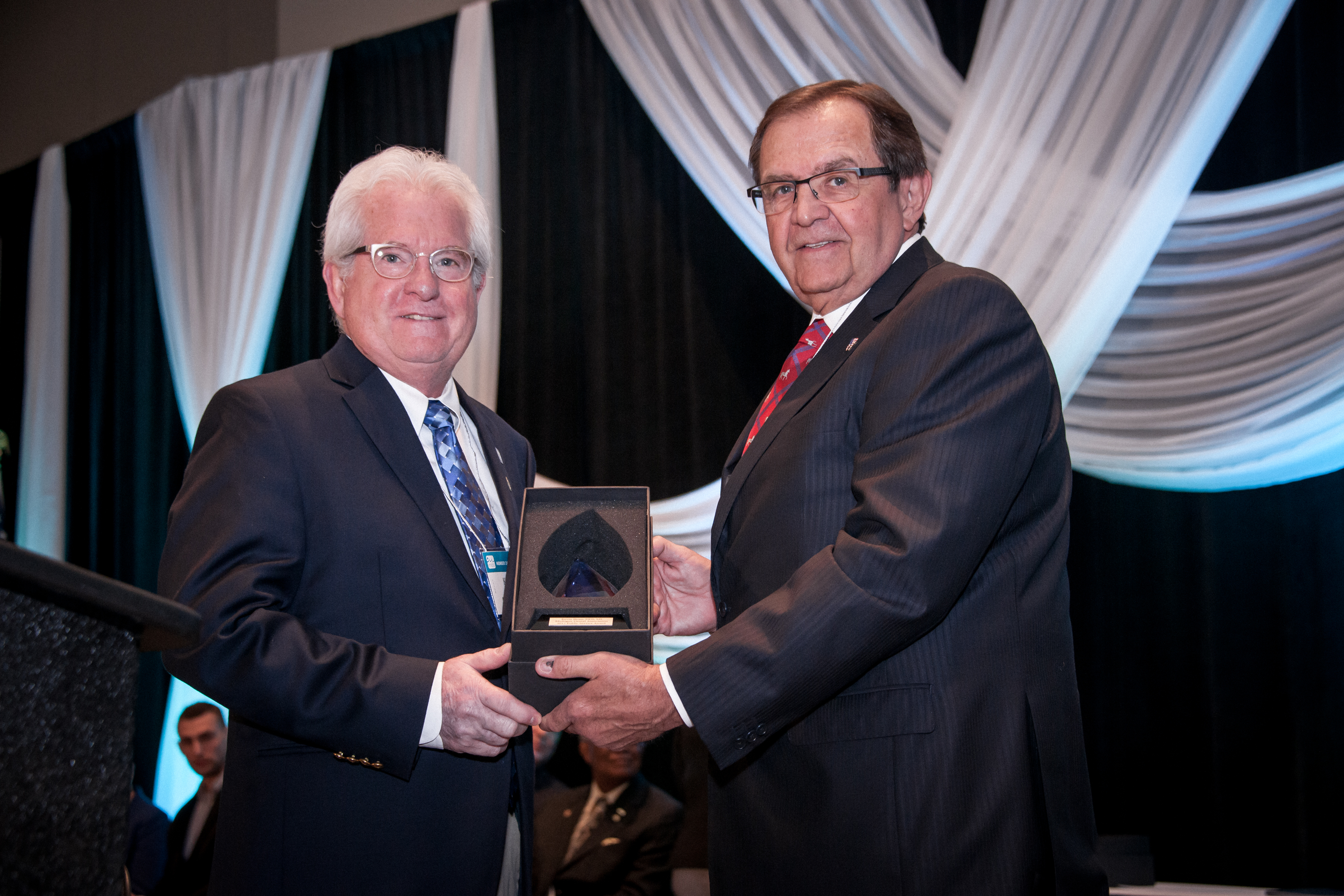 017-037-076 Dr. Kevin Sloan receives the 2017 Public Service Award from the Michigan Dental Association